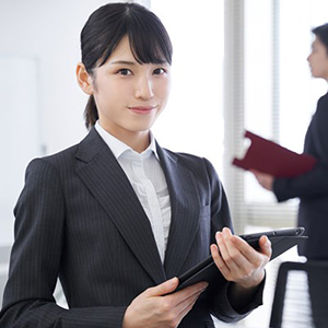 手に書類をもった女性